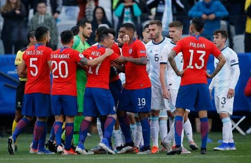 Argentina vs. Chile SÃO PAULO, SP - 06.07.2019: ARGENTINA VS. CHILE - Chile& 39;ry Medeledel reacts after being sent off in confusion with Lionessi of Argentina (also expelled) during a maa match between Argentina and Chile, valid for the dispute of the third place of Copa America 2019, held this Saturday (06) at the Corinthians Arena in São Paulo, SP. (Photo: Marcelo Machado de Melo Fotoarena) x1759112x  MarceloxMachadoxdexMelo