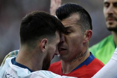 Futbol, Argentina vs Chile Copa America 2019 El jugador de la seleccion chilena Gary Medel, derecha, encara a Lionel Messi de Argentina durante el partido de de definicion del tercer lugar de la Copa America realizado en el estadio Arena de Corinthians de San Pablo, Brasil. 06 07 2019 Gustavo Ortiz Photosport Football, Argentina vs Chile Copa America Championship 2019 Chile s player Gary Medel, right, faces Lionel Messi of Argentina during the Copa America definition of the third place match held at the Arena do Corinthians stadium in Sao Paulo, Brazil. 06 07 2019 Gustavo Ortiz Photosport Argentina vs Chile, Copa America 2019 