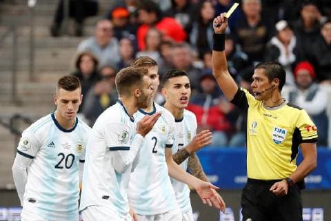 Argentinian players argue with the referee as he shows a yellow card, during the Copa America 2019 3rd place soccer match between Argentina and Chile, at Arena Corinthians Stadium in Sao Paulo, Brazil, 6 July 2019. Argentina vs. Chile !ACHTUNG: NUR REDAKTIONELLE NUTZUNG!  Copyright: xSebastiaoxMoreirax SCA25100 20190706-636980486490564870