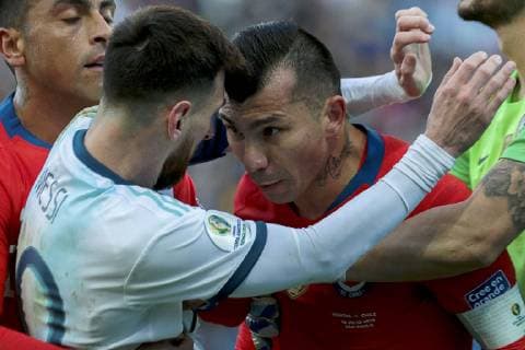 Futbol, Argentina vs Chile Copa America 2019 El jugador de la seleccion chilena Gary Medel, derecha, discute con Lionel Messi de Argentina durante el partido de de definicion del tercer lugar de la Copa America realizado en el estadio Arena de Corinthians de San Pablo, Brasil. 06 07 2019 Leo Pinheiro Dia Esportivo Photosport Football, Argentina vs Chile Copa America Championship 2019 Chile s player Gary Medel, right, argues with Lionel Messi of Argentina during the Copa America definition of the third place match held at the Arena do Corinthians stadium in Sao Paulo, Brazil. 06 07 2019 Leo Pinheiro Dia Esportivo Photosport Argentina vs Chile, Copa America 2019 