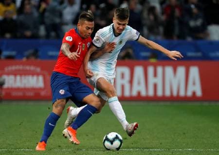Chile s Eduardo Vargas (L) and Argentina s Juan Foyth vie for the ball during the Copa America 2019 3rd place soccer match between Argentina and Chile, at Arena Corinthians Stadium in Sao Paulo, Brazil, 6 July 2019. Argentina vs. Chile !ACHTUNG: NUR REDAKTIONELLE NUTZUNG!  Copyright: xPauloxWhitakerx SCA25109 20190706-636980490435510257