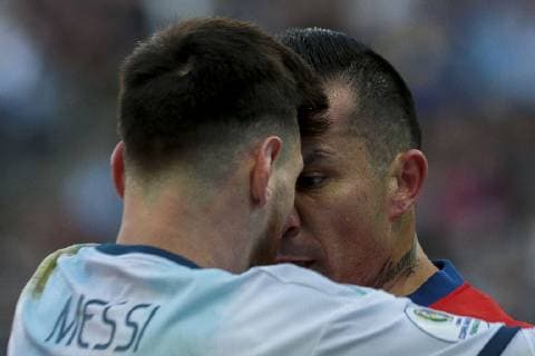 Futbol, Argentina vs Chile Copa America 2019 El jugador de la seleccion chilena Gary Medel, derecha, discute con Lionel Messi de Argentina durante el partido de de definicion del tercer lugar de la Copa America realizado en el estadio Arena de Corinthians de San Pablo, Brasil. 06 07 2019 Leo Pinheiro Dia Esportivo Photosport Football, Argentina vs Chile Copa America Championship 2019 Chile s player Gary Medel, right, argues with Lionel Messi of Argentina during the Copa America definition of the third place match held at the Arena do Corinthians stadium in Sao Paulo, Brazil. 06 07 2019 Leo Pinheiro Dia Esportivo Photosport Argentina vs Chile, Copa America 2019 