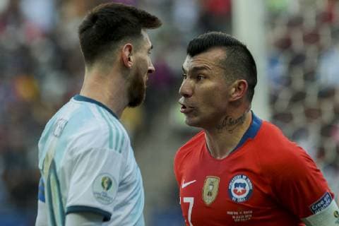 Futbol, Argentina vs Chile Copa America 2019 El jugador de la seleccion chilena Gary Medel, derecha, discute con Lionel Messi de Argentina durante el partido de de definicion del tercer lugar de la Copa America realizado en el estadio Arena de Corinthians de San Pablo, Brasil. 06 07 2019 Leo Pinheiro Dia Esportivo Photosport Football, Argentina vs Chile Copa America Championship 2019 Chile s player Gary Medel, right, argues with Lionel Messi of Argentina during the Copa America definition of the third place match held at the Arena do Corinthians stadium in Sao Paulo, Brazil. 06 07 2019 Leo Pinheiro Dia Esportivo Photosport Argentina vs Chile, Copa America 2019 