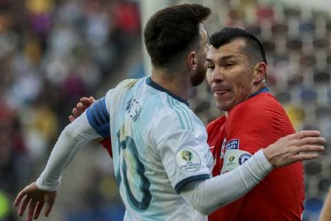 Futbol, Argentina vs Chile Copa America 2019 El jugador de la seleccion chilena Gary Medel, derecha, discute con Lionel Messi de Argentina durante el partido de de definicion del tercer lugar de la Copa America realizado en el estadio Arena de Corinthians de San Pablo, Brasil. 06 07 2019 Leo Pinheiro Dia Esportivo Photosport Football, Argentina vs Chile Copa America Championship 2019 Chile s player Gary Medel, right, argues with Lionel Messi of Argentina during the Copa America definition of the third place match held at the Arena do Corinthians stadium in Sao Paulo, Brazil. 06 07 2019 Leo Pinheiro Dia Esportivo Photosport Argentina vs Chile, Copa America 2019 