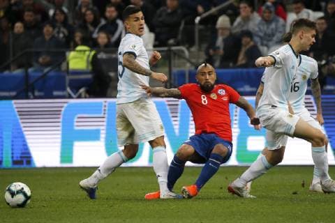 Futbol, Argentina vs Chile Copa America 2019 El jugador de la seleccion chilena Arturo Vidal, centro, disputa el balon con Leandro Paredes de Argentina durante el partido de de definicion del tercer lugar de la Copa America realizado en el estadio Arena de Corinthians de San Pablo, Brasil. 06 07 2019 Andres Pina Photosport Football, Argentina vs Chile Copa America Championship 2019 Chile s player Arturo Vidal, center, battles for the ball against Leandro Paredes of Argentina during the Copa America definition of the third place match held at the Arena do Corinthians stadium in Sao Paulo, Brazil. 06 07 2019 Andres Pina Photosport Argentina vs Chile, Copa America 2019 