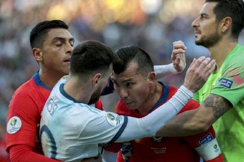Futbol, Argentina vs Chile Copa America 2019 El jugador de la seleccion chilena Gary Medel, derecha, discute con Lionel Messi de Argentina durante el partido de de definicion del tercer lugar de la Copa America realizado en el estadio Arena de Corinthians de San Pablo, Brasil. 06 07 2019 Leo Pinheiro Dia Esportivo Photosport Football, Argentina vs Chile Copa America Championship 2019 Chile s player Gary Medel, right, argues with Lionel Messi of Argentina during the Copa America definition of the third place match held at the Arena do Corinthians stadium in Sao Paulo, Brazil. 06 07 2019 Leo Pinheiro Dia Esportivo Photosport Argentina vs Chile, Copa America 2019 