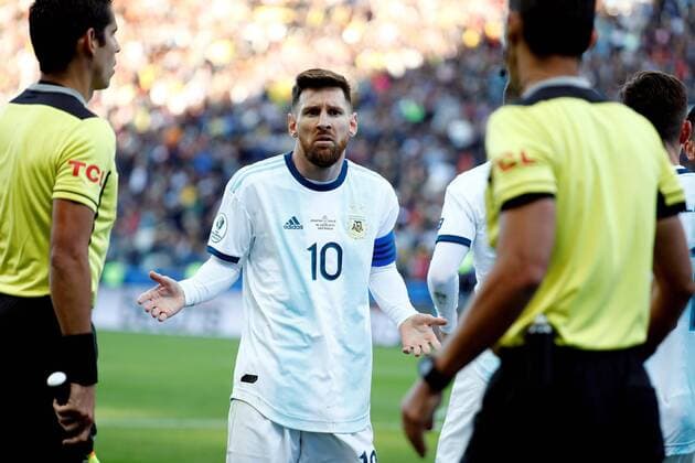 Sport Bilder des Tages Argentine Lionel Messi argues with referees, during the Copa America 2019 3rd place soccer match between Argentina and Chile, at Arena Corinthians Stadium in Sao Paulo, Brazil, 6 July 2019. Argentina vs. Chile !ACHTUNG: NUR REDAKTIONELLE NUTZUNG!  Copyright: xSebastiaoxMoreirax SCA25114 20190706-636980495576629900