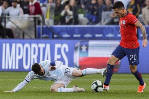 6th July 2019, Arena Corinthians Stadium, Sao Paulo, Brazil; Copa America international football, 3rd-4th playoff final, Argentina versus Chile; Lionel Messi of Argentina brought down by Charles Ar& xe1;nguiz of Chile  ActionPlus12151470 L& xe9;oxPinheiro