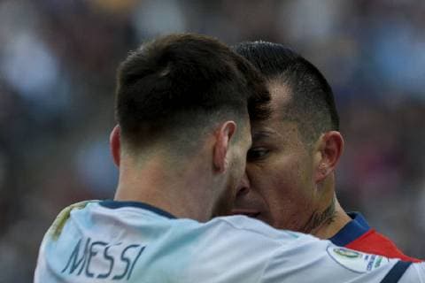 6th July 2019, Arena Corinthians Stadium, Sao Paulo, Brazil; Copa America international football, 3rd-4th playoff final, Argentina versus Chile; Lionel Messi of Argentina and Gary Medel of Chile get into a head butting argument which saw them both sent off with red cards in the 37th minute  ActionPlus12151490 L& xe9;oxPinheiro DiaEsportivo