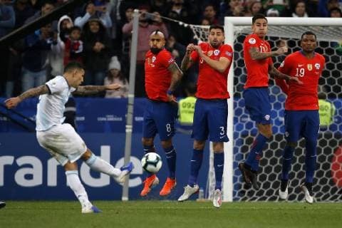 Futbol, Argentina vs Chile Copa America 2019 Los jugadores de la seleccion chilena, derecha, forman una barrera ante el tiro libre de Argentina durante el partido de de definicion del tercer lugar de la Copa America realizado en el estadio Arena de Corinthians de San Pablo, Brasil. 06 07 2019 Andres Pina Photosport Football, Argentina vs Chile Copa America Championship 2019 Chile s playerz, right, form a barrier against the freekick of Argentina during the Copa America definition of the third place match held at the Arena do Corinthians stadium in Sao Paulo, Brazil. 06 07 2019 Andres Pina Photosport Argentina vs Chile, Copa America 2019 