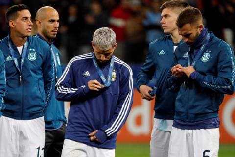 Argentina s players look at their medals after the Copa America 2019 3rd place soccer match between Argentina and Chile, at Arena Corinthians Stadium in Sao Paulo, Brazil, 6 July 2019. Argentina vs. Chile !ACHTUNG: NUR REDAKTIONELLE NUTZUNG!  Copyright: xPauloxWhitakerx SCA25148 20190706-636980529613895382