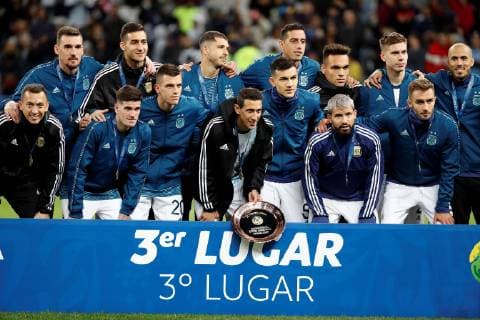 Argentina s players pose with the trophy after the Copa America 2019 3rd place soccer match between Argentina and Chile, at Arena Corinthians Stadium in Sao Paulo, Brazil, 6 July 2019. Argentina vs. Chile !ACHTUNG: NUR REDAKTIONELLE NUTZUNG!  Copyright: xPauloxWhitakerx SCA25149 20190706-636980531738148272