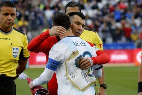 Futbol, Argentina vs Chile Copa America 2019 El jugador de la seleccion chilena Gary Medel, izquierda, saluda a Lionel Messi de Argentina antes del partido de de definicion del tercer lugar de la Copa America realizado en el estadio Arena de Corinthians de San Pablo, Brasil. 06 07 2019 Andres Pina Photosport Football, Argentina vs Chile Copa America Championship 2019 Chile s player Gary Medel, left, salutes Lionel Messi of Argentina prior to the Copa America definition of the third place match held at the Arena do Corinthians stadium in Sao Paulo, Brazil. 06 07 2019 Andres Pina Photosport Argentina vs Chile, Copa America 2019 