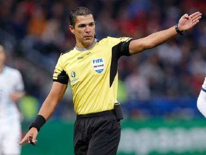 Argentina vs. Chile SÃO PAULO, SP - 06.07.2019: ARGENTINA VS. CHILE - The referee Mario Diaz de Vivar during a match between Argentina and Chile, valid for the third place match of Copa América 2019, held this Saturday (06) at the Corinthians Arena in São Paulo, SP. (Photo: Marcelo Machado de Melo Fotoarena) x1759214x  MarceloxMachadoxdexMelo