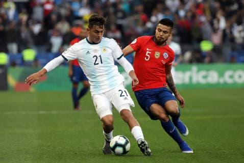 (190707) -- SAO PAULO, July 7, 2019 (Xinhua) -- Argentina s Paulo Dybala (L) competes with Paulo Diaz of Chile during the 3rd place match of Copa America 2019 between Argentina and Chile in Sao Paulo, Brazil, July 6, 2019. (Xinhua Rahel Patrasso) (SP)BRAZIL-SAO PAULO-FOOTBALL-COPA AMERICA 2019-ARGENTINA VS CHI 