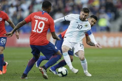 (190707) -- SAO PAULO, July 7, 2019 (Xinhua) -- Argentina s Lionel Messi (C) competes during the 3rd place match of Copa America 2019 between Argentina and Chile in Sao Paulo, Brazil, July 6, 2019. (Xinhua Francisco Canedo) (SP)BRAZIL-SAO PAULO-FOOTBALL-COPA AMERICA 2019-ARGENTINA VS CHILE 