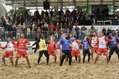 2019.07.07 Stare Jablonki Pilka reczna plazowa Mezczyzn Mistrzostwa Europy EURO 2019 Francja - Polska N z Marcin Matyjasik, Lukasz Zakreta, Maciej Fabianowicz, Lukasz Niedzielak, Milosz Rupp, Marcin Miedzinski, radosc, wygrana, zwyciestwo, historyczny sukces Foto Marcin Bulanda PressFocus 2019.07.07 Stare Jablonki Beach Handball Men s European Championship, EM, Europameisterschaft EURO 2019 Francja - Polska Marcin Matyjasik, Lukasz Zakreta, Maciej Fabianowicz, Lukasz Niedzielak, Milosz Rupp, Marcin Miedzinski, radosc, wygrana, zwyciestwo, historyczny sukces Credit: Marcin Bulanda PressFocus NEWSPIX.PL --- Newspix.pl 20190707PF_MB691