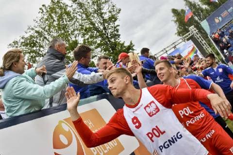 2019.07.07 Stare Jablonki Pilka reczna plazowa Mezczyzn Mistrzostwa Europy EURO 2019 Francja - Polska N z Marcin Miedzinski, radosc, piatka, kibice Foto Marcin Bulanda PressFocus 2019.07.07 Stare Jablonki Beach Handball Men s European Championship, EM, Europameisterschaft EURO 2019 Francja - Polska Marcin Miedzinski, radosc, piatka, kibice Credit: Marcin Bulanda PressFocus NEWSPIX.PL --- Newspix.pl  20190707PF_MB699