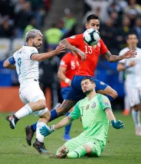 Argentina vs. Chile SÃO PAULO, SP - 06.07.2019: ARGENTINA VS. CHILE - Sergio Kun Aguero of Argentina kicks and Gabriel Arias of Chile defends during match between Argentina and Chile, valid for the dispute of the third place of Copa America 2019, held this Saturday (06) at the Corinthians Arena in São Paulo, SP. (Photo: Marcelo Machado de Melo Fotoarena) x1759295x  MarceloxMachadoxdexMelo