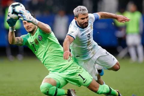 Argentina vs. Chile SÃO PAULO, SP - 06.07.2019: ARGENTINA VS. CHILE - Gabriel Arias of Chile plays the ball with Sergio Kun Aguero of Argentina during a match between Argentina and Chile, valid for the third place match of the Copa América 2019, held this Saturday (06) at the Corinthians Arena in São Paulo, SP. (Photo: Marcelo Machado de Melo Fotoarena) x1759296x  MarceloxMachadoxdexMelo
