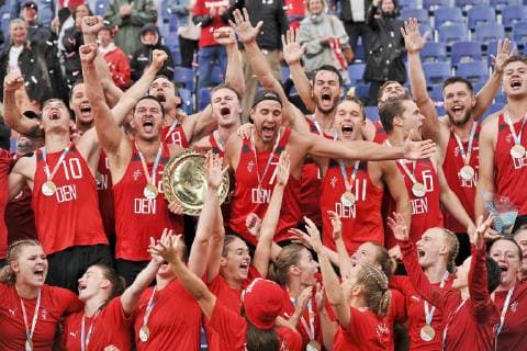 Beachhandball, EM in Polen 2019.07.07 Stare Jablonki Pilka reczna plazowa Mistrzostwa Europy EURO 2019 Ceremonia medalowa N z druzyna Danii, Dunczycy, Dunki, 1st place, pierwsze miejsce, zloto, team Denmark, Men, European Champinship, radosc, szalenstwo, zwyciestwo, wygrani, feta, atmosfera, szal, medale, trofeum Foto Marcin Bulanda PressFocus 2019.07.07 Stare Jablonki Beach Handball European Championship, EM, Europameisterschaft EURO 2019 Ceremonia medalowa druzyna Danii, Dunczycy, Dunki, 1st place, pierwsze miejsce, zloto, team Denmark, Men, European Champinship, radosc, szalenstwo, zwyciestwo, wygrani, feta, atmosfera, szal, medale, trofeum Credit: Marcin Bulanda PressFocus NEWSPIX.PL --- Newspix.pl 20190707PF_MB951