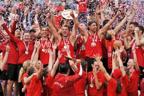 Beachhandball, EM in Polen 2019.07.07 Stare Jablonki Pilka reczna plazowa Mistrzostwa Europy EURO 2019 Ceremonia medalowa N z druzyna Danii, Dunczycy, Dunki, 1st place, pierwsze miejsce, zloto, team Denmark, Men, European Champinship, radosc, szalenstwo, zwyciestwo, wygrani, feta, atmosfera, szal, medale, trofeum Foto Marcin Bulanda PressFocus 2019.07.07 Stare Jablonki Beach Handball European Championship, EM, Europameisterschaft EURO 2019 Ceremonia medalowa druzyna Danii, Dunczycy, Dunki, 1st place, pierwsze miejsce, zloto, team Denmark, Men, European Champinship, radosc, szalenstwo, zwyciestwo, wygrani, feta, atmosfera, szal, medale, trofeum Credit: Marcin Bulanda PressFocus NEWSPIX.PL --- Newspix.pl 20190707PF_MB960