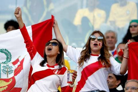 Fußball, Copa America, Finale, Brasilien - Peru Peru s fans cheer non the team before the Copa America 2019 final soccer match between Brazil and Peru, at Maracana Stadium in Rio de Janeiro, Brazil, 7 July 2019. Brazil vs. Peru !ACHTUNG: NUR REDAKTIONELLE NUTZUNG!  Copyright: xJulioxCesarxGuimaraesx SCA2637 20190707-636981311989604918