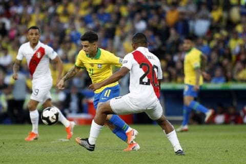 Fußball, Copa America, Finale, Brasilien - Peru Futbol, Brasil vs Peru Copa America 2019 El jugador de la seleccion brasilena Phiilipe Coutinho, izquierda, disputa el balon con Edison Flores de Peru durante el partido pro la Final de la Copa America realizado en el estadio Maracana, de Rio de Janeiro, Brasil. 07 07 2019 Heuler Andrey Dia Esportivo Photosport Football, Brasil vs Peru Copa America Championship 2019 Brasil s player Phiilipe Coutinho, izquierda, battles for the ball against Edison Flores of Peru during the Final Copa America held at the Maracana stadium, de Rio de Janeiro, Brasil. 07 07 2019 Heuler Andrey Dia Esportivo Photosport Brasil vs Peru , Copa America 2019