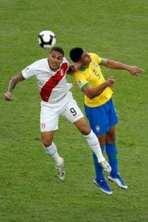 Fußball, Copa America, Finale, Brasilien - Peru Peruvian Paolo Guerrero (L) vies for the ball with Brazilian Casemiro, during the Copa America 2019 final soccer match between Brazil and Peru, at Maracana Stadium in Rio de Janeiro, Brazil, 7 July 2019. Brazil vs. Peru !ACHTUNG: NUR REDAKTIONELLE NUTZUNG!  Copyright: xPauloxWhitakerx SCA2684 20190707-636981342880735488