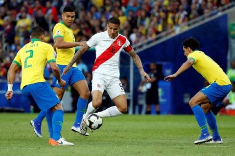 Fußball, Copa America, Finale, Brasilien - Peru Peru s Paolo Guerrero (C) vies for the ball with Brazil s Casemiro during the Copa America 2019 final soccer match between Brazil and Peru, at Maracana Stadium in Rio de Janeiro, Brazil, 7 July 2019. Brazil vs. Peru !ACHTUNG: NUR REDAKTIONELLE NUTZUNG!  Copyright: xJulioxCesarxGuimaraesx SCA2691 20190707-636981343491539211