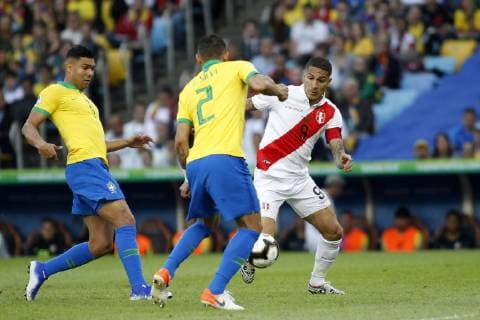 Fußball, Copa America, Finale, Brasilien - Peru Futbol, Brasil vs Peru Copa America 2019 El jugador de la seleccion peruana Paolo Guerrero, derecha, disputa el balon con Thiago Silva de Brasil durante el partido pro la Final de la Copa America realizado en el estadio Maracana, de Rio de Janeiro, Brasil. 07 07 2019 Adalberto Marques Dia Esportivo Photosport Football, Brasil vs Peru Copa America Championship 2019 Peru s player Paolo Guerrero, derecha, battles for the ball against Thiago Silva of Brasil during the Final Copa America held at the Maracana stadium, de Rio de Janeiro, Brasil. 07 07 2019 Adalberto Marques Dia Esportivo Photosport Brasil vs Peru , Copa America 2019