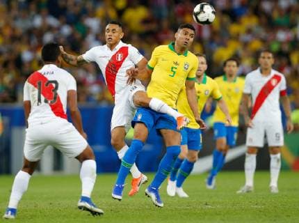 Fußball, Copa America, Finale, Brasilien - Peru Brazil vs. Peru RIO DE JANEIRO, RJ - 07.07.2019: BRAZIL VS. PERU - Victor Flores of Peru contests ball with Casemiro of Brazil during match between Brazil and Peru, valid for the 2019 Copa America final, held this Sunday (07) at the Maracanã Stadium in Rio de Janeiro, RJ. (Photo: Marcelo Machado de Melo Fotoarena) x1759519x  MarceloxMachadoxdexMelo