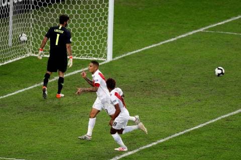 Fußball, Copa America, Finale, Brasilien - Peru Peruvian Paolo Guerrero (C) celebrates with teammate Andre Carrillo (R) after scoring a penalty against Brazilian goalkeeper Alisson, during the Copa America 2019 final soccer match between Brazil and Peru, at Maracana Stadium in Rio de Janeiro, Brazil, 7 July 2019. Brazil vs. Peru !ACHTUNG: NUR REDAKTIONELLE NUTZUNG!  Copyright: xPauloxWhitakerx SCA26169 20190707-636981368980663834