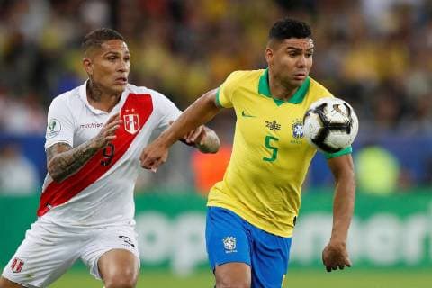 Brazil s Casemiro (L) vies for the ball with Peru s Paolo Guerrero during the Copa America 2019 final soccer match between Brazil and Peru, at Maracana Stadium in Rio de Janeiro, Brazil, 7 July 2019. Brazil vs. Peru !ACHTUNG: NUR REDAKTIONELLE NUTZUNG!  Copyright: xAntonioxLacerdax SCA26205 20190707-636981384363766273