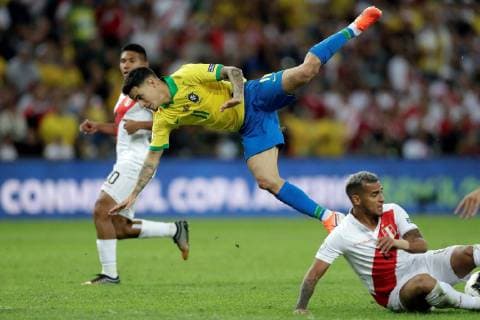 Brazilian Philippe Coutinho (c) falls, during the Copa America 2019 final soccer match between Brazil and Peru, at Maracana Stadium in Rio de Janeiro, Brazil, 7 July 2019. Brazil vs. Peru !ACHTUNG: NUR REDAKTIONELLE NUTZUNG!  Copyright: xFernandoxBizerrax SCA26204 20190707-636981385589884710