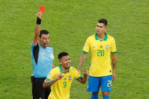 Sport Bilder des Tages Chilean referee Roberto Tobar (L) shows a red card to Brazilian Gabriel Jesus (C), during the Copa America 2019 final soccer match between Brazil and Peru, at Maracana Stadium in Rio de Janeiro, Brazil, 7 July 2019. Brazil vs. Peru !ACHTUNG: NUR REDAKTIONELLE NUTZUNG!  Copyright: xPauloxWhitakerx SCA26223 20190707-636981394973434546