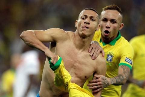 Brazilian Richarlison (L) celebrates with teammate Everton after scoring the third goal of his team, during the Copa America 2019 final soccer match between Brazil and Peru, at Maracana Stadium in Rio de Janeiro, Brazil, 7 July 2019. Brazil vs. Peru !ACHTUNG: NUR REDAKTIONELLE NUTZUNG!  Copyright: xFernandoxBizerrax SCA26245 20190708-636981410398638469