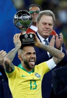 Sport Themen der Woche KW27 Sport Bilder des Tages Brazil s Dani Alves celebrates after the Copa America 2019 final soccer match between Brazil and Peru, at Maracana Stadium in Rio de Janeiro, Brazil, 7 July 2019. Brazil vs. Peru !ACHTUNG: NUR REDAKTIONELLE NUTZUNG!  Copyright: xJulioxCesarxGuimaraesx SCA26295 20190708-636981431795118190