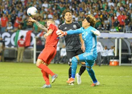 July 07, 2019: US forward, Paul Arriola (7), and Mexico goalkeeper, Guillermo Ochoa (13), fight for the ball in front of the goal, during the 2019 CONCACAF Gold Cup, championship match, between the United States and Mexico, at Soldier Field in Chicago, IL. Credit: CSM 2019 CONCACAF Gold Cup: Mexico vs United States Jul 07 - ZUMAc04_ 20190707_zaf_c04_073 Copyright: xKevinxLangleyx