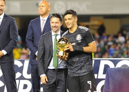 July 07, 2019: Mexico forward, Raul Jimenez (9), receives an award after the 2019 CONCACAF Gold Cup, championship match, between the United States and Mexico, at Soldier Field in Chicago, IL. Credit: CSM 2019 CONCACAF Gold Cup: Mexico vs United States Jul 07 - ZUMAc04_ 20190707_zaf_c04_091 Copyright: xKevinxLangleyx