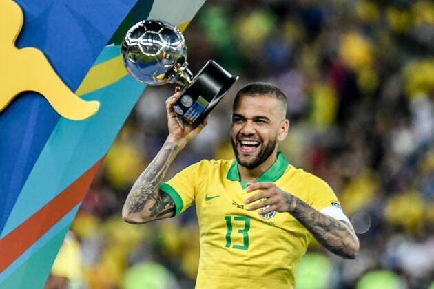 Brazil vs. Peru RIO DE JANEIRO, RJ - 07.07.2019: BRAZIL VS. PERU - Daniel Alves receives the trophy of best player of the championship, after the match between Brazil and Peru, valid for the Copa America 2019 final, held this Sunday (07) at the Maracanã Stadium in Rio de Janeiro, RJ. (Photo: Nayra Halm Fotoarena) x1759823x  NayraxHalm