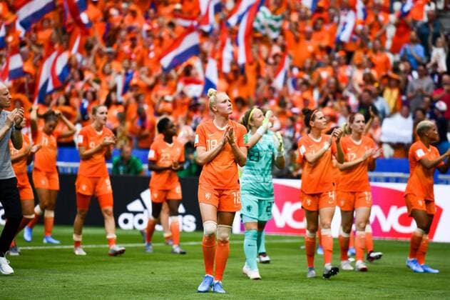Holländische Spielerinnen bedanken sich bei den Fans für den Support, 07.07.2019, Lyon (Frankreich), Fussball, FIFA Frauen-WM 2019, Finale , USA - Niederlande, FIFA REGULATIONS PROHIBIT ANY USE OF PHOTOGRAPHS AS IMAGE SEQUENCES AND OR QUASI-VIDEO. *** Dutch players thank fans for support, 07 07 2019, Lyon France , Football, FIFA Womens World Cup 2019 , Final , USA Netherlands , FIFA REGULATIONS PROHIBIT ANY USE OF PHOTOGRAPHS AS IMAGE SEQUENCES AND OR QUASI VIDEO xmkx
