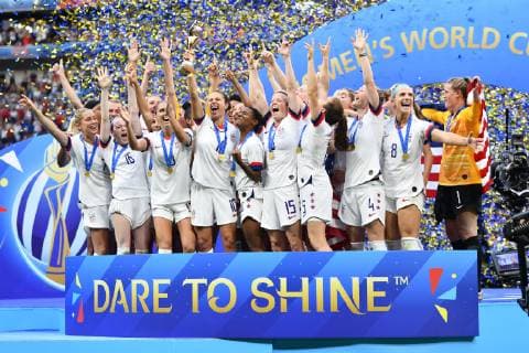 Spielerinnen der USA feiern die Weltmeisterschaft, jubeln, glücklich - Hände in den Himmel - mittendrin Carli Lloyd (USA) (10) mit dem Pokal - Konfetti rieselt runter, 07.07.2019, Lyon (Frankreich), Fussball, FIFA Frauen-WM 2019, Finale , USA - Niederlande, FIFA REGULATIONS PROHIBIT ANY USE OF PHOTOGRAPHS AS IMAGE SEQUENCES AND OR QUASI-VIDEO. *** USA players celebrate the World Cup, cheer, happy hands in the sky in the middle of it Carli Lloyd USA 10 with the cup Confetti trickles down, 07 07 2019, Lyon France , Football, FIFA Womens World Cup 2019, Final , USA Netherlands , FIFA REGULATIONS PROHIBIT ANY USE OF PHOTOGRAPHS AS IMAGE SEQUENCES AND OR QUASI VIDEO xmkx