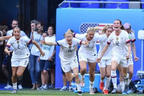 Ersatzspielerinnen der USA stürmen nach Abpfiff jubelnd aufs Spielfeld, 07.07.2019, Lyon (Frankreich), Fussball, FIFA Frauen-WM 2019, Finale , USA - Niederlande, FIFA REGULATIONS PROHIBIT ANY USE OF PHOTOGRAPHS AS IMAGE SEQUENCES AND OR QUASI-VIDEO. *** USA substitutes storm the pitch after the final whistle, 07 07 2019, Lyon France , Football, FIFA Womens World Cup 2019, Final , USA Netherlands , FIFA REGULATIONS PROHIBIT ANY USE OF PHOTOGRAPHS AS IMAGE SEQUENCES AND OR QUASI VIDEO xmkx