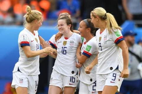 Spielerinnen der USA feiern die Weltmeisterschaft, jubeln, glücklich, 07.07.2019, Lyon (Frankreich), Fussball, FIFA Frauen-WM 2019, Finale , USA - Niederlande, FIFA REGULATIONS PROHIBIT ANY USE OF PHOTOGRAPHS AS IMAGE SEQUENCES AND OR QUASI-VIDEO. *** USA players celebrate the World Cup, cheer, happy, 07 07 2019, Lyon France , Football, FIFA Womens World Cup 2019, Final , USA Netherlands , FIFA REGULATIONS PROHIBIT ANY USE OF PHOTOGRAPHS AS IMAGE SEQUENCES AND OR QUASI VIDEO xmkx