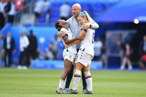 Crystal Dunn (USA) (19) und Julie Ertz (USA) (8) werden von einem Betreuer umarmt, 07.07.2019, Lyon (Frankreich), Fussball, FIFA Frauen-WM 2019, Finale , USA - Niederlande, FIFA REGULATIONS PROHIBIT ANY USE OF PHOTOGRAPHS AS IMAGE SEQUENCES AND OR QUASI-VIDEO. *** Crystal Dunn USA 19 and Julie Ertz USA 8 are embraced by a caregiver, 07 07 2019, Lyon France , Football, FIFA Womens World Cup 2019, Final , USA Netherlands , FIFA REGULATIONS PROHIBIT ANY USE OF PHOTOGRAPHS AS IMAGE SEQUENCES AND OR QUASI VIDEO xmkx