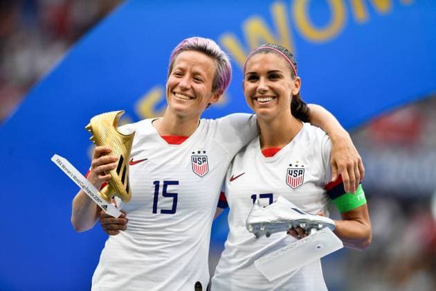 Megan Rapinoe (USA) (15) mit dem Golden Boot Award neben Alex Morgan (USA) (13) mit dem Silver Boot Award, 07.07.2019, Lyon (Frankreich), Fussball, FIFA Frauen-WM 2019, Finale , USA - Niederlande, FIFA REGULATIONS PROHIBIT ANY USE OF PHOTOGRAPHS AS IMAGE SEQUENCES AND OR QUASI-VIDEO. *** Megan Rapinoe USA 15 with the Golden Boot Award beside Alex Morgan USA 13 with the Silver Boot Award, 07 07 2019, Lyon France , Football, FIFA Womens World Cup 2019, Final , USA Netherlands, FIFA REGULATIONS PROHIBIT ANY USE OF PHOTOGRAPHS AS IMAGE SEQUENCES AND OR QUASI VIDEO xmkx