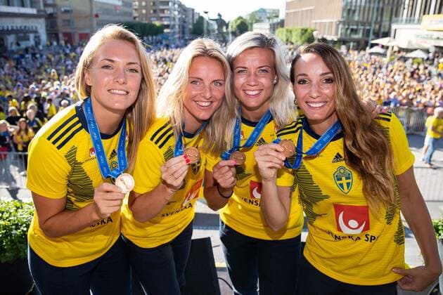 190708 Magdalena Eriksson, Mimmi Larsson, Hanna Glas and Kosovare Asllani pose with their medals during the bronze celebrations of the Swedish women s national team after the FIFA Women s World Cup on July 8, 2019 in Gothenburg Photo Michael Erichsen BILDBYRAN Cop 89 fotboll dam sverige football sweden celebration women bbeng brons bronsfirande,  Copyright: MICHAELxERICHSEN BB190708BB793