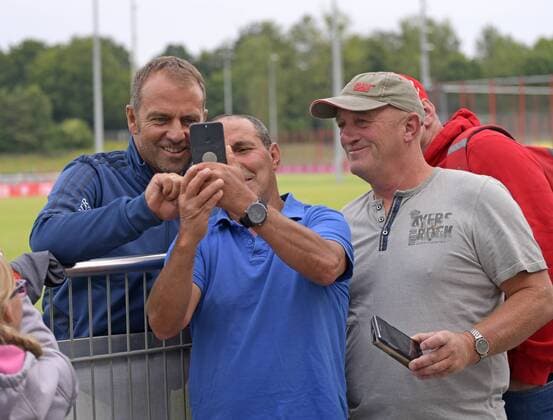08 07 2019, Soccer 1 Bundesliga 2019 2020, Training kick-off FC Bayern Munich, at Säbener Strasse Co coach Hans Dieter Flick FC Bayern Munich helps the fans to get along with their mobile phones when it comes to Selfie