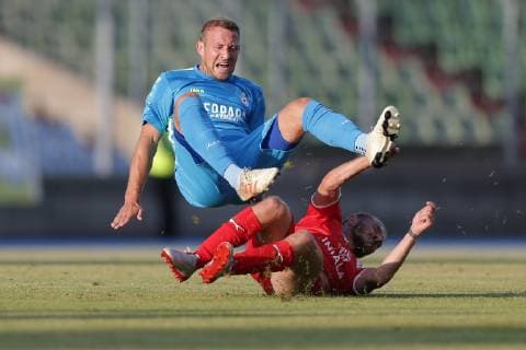 Fussball Champions League 2019 - 2020 9.7.2019, Fussball Europa League, UEFA Champions League, 2019-2020, Qualifikation, Runde 1, Luxemburg, Stade Josy Barthel, Luxemburg (LUX) - F91 Dudelange, Düdelingen, - FC Valletta (MLT) vl: Kevin Tulimieri (Valletta 92) - foul an Dominik Stoltz (Düdelingen 10)
